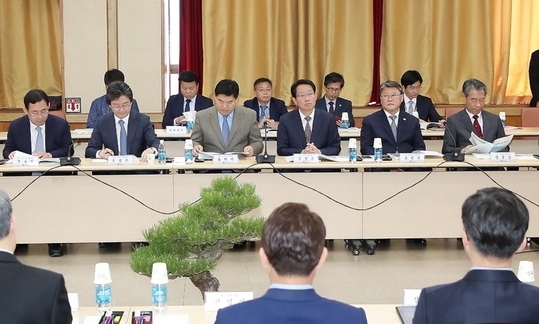홍의락 “대구 정치 문제” 조원진 “이상한 정권” 입씨름