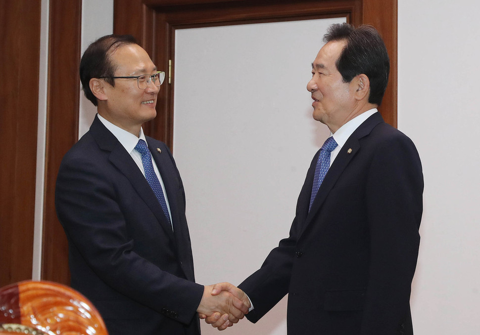 홍영표 더불어 민주당 원내대표가 11일 오후 정세균 국회의장을 찾아 인사하고 있다. 신소영 기자 viator@hani.co.kr