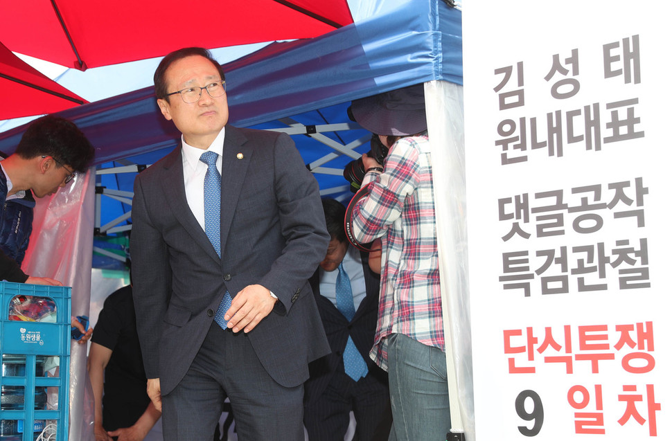 홍영표 더불어민주당 원내대표가 11일 오전 국회 본청 앞 단식중인 김성태 자유한국당 원내대표를 만난 뒤 농성장을 나오고 있다. 신소영 기자 viator@hani.co.kr