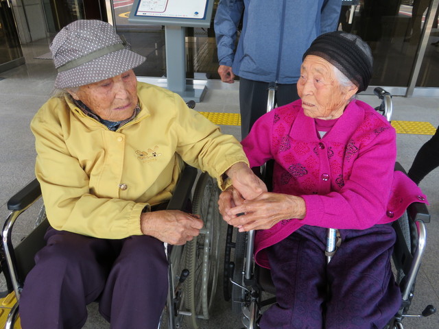 지난 4월30일 제주지법 앞에서 만난 오계춘(왼쪽)씨가 고문받아 다친 한신화씨의 손을 어루만지고 있다. 김민경 기자