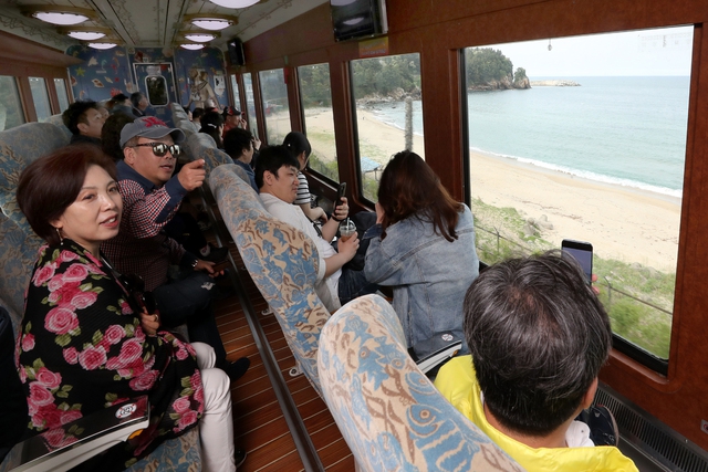 정동진역에서 삼척역을 왕복하는 바다열차를 탄 승객들이 차창 밖으로 동해를 바라보고 있다. 강릉/강재훈 선임기자 khan@hani.co.kr