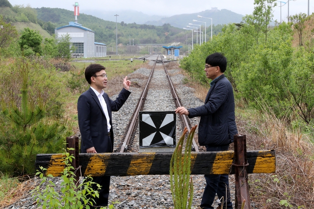 박흥수 기관사(오른쪽)와 나희승 한국철도기술연구원장이 남한 최북단역인 제진역의 남쪽 철로 중단점 앞에서 동해선 연결에 대해 이야기를 나누고 있다. 고성/강재훈 선임기자 khan@hani.co.kr