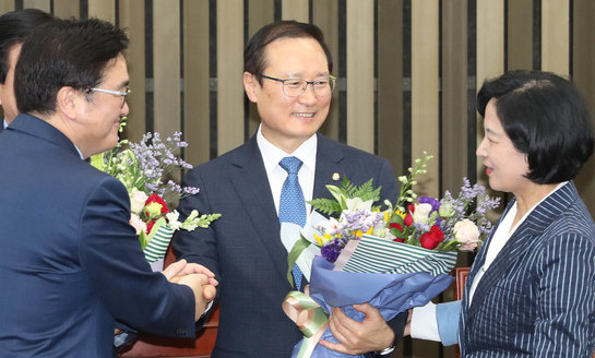 [한겨레 사설] 홍영표 새 원내대표, ‘국회 정상화’ 해법부터 찾길