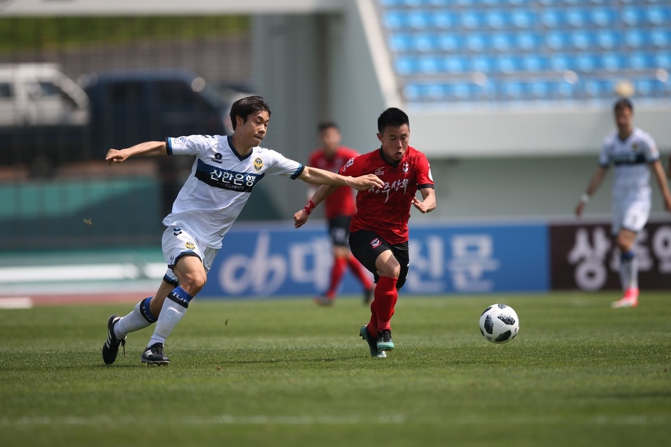 13일 상주시민운동장에서 열린 케이이비(KEB)하나은행 프로축구 K리그1 경기에서 인천 유나이티드의 고슬기와 상주 상무의 심동운이 공을 다투고 있다. 한국프로축구연맹 제공