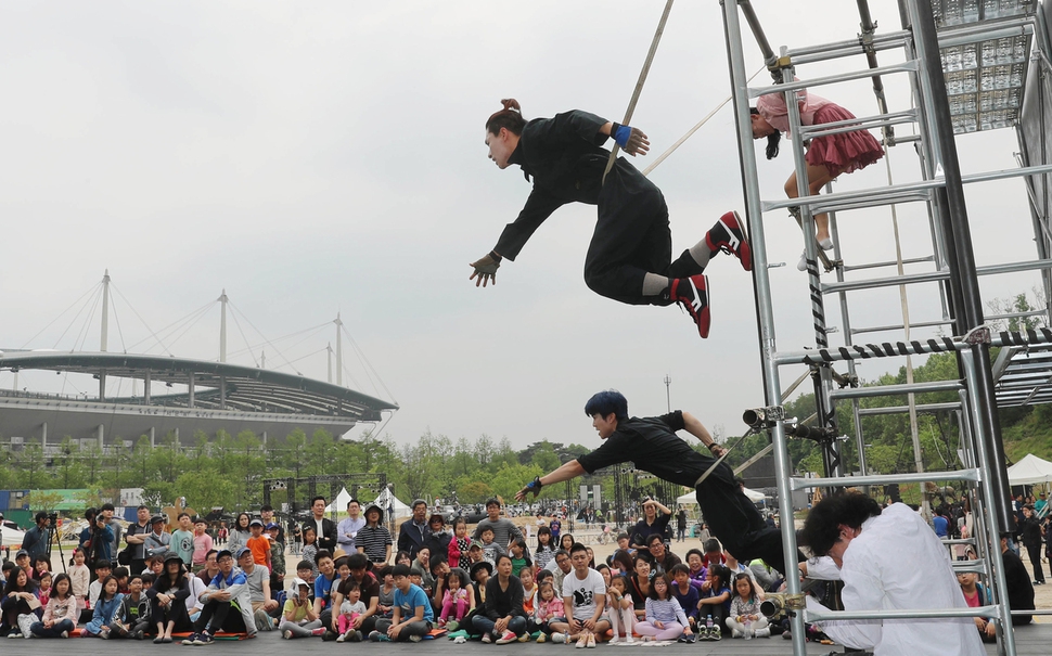 2018년 서울 서커스 페스티벌 ‘서커스 캬바레’가 열린 13일 서울 마포구 문화비축기지에서 ‘로봇필리아’ 공연팀이 아담의 이야기를 서커스로 재해석한 무대를 선보이고 있다. 신소영 기자