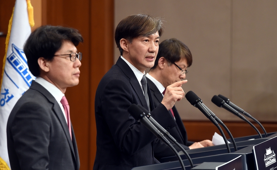 조국 청와대 민정수석(가운데). 청와대사진기자단.