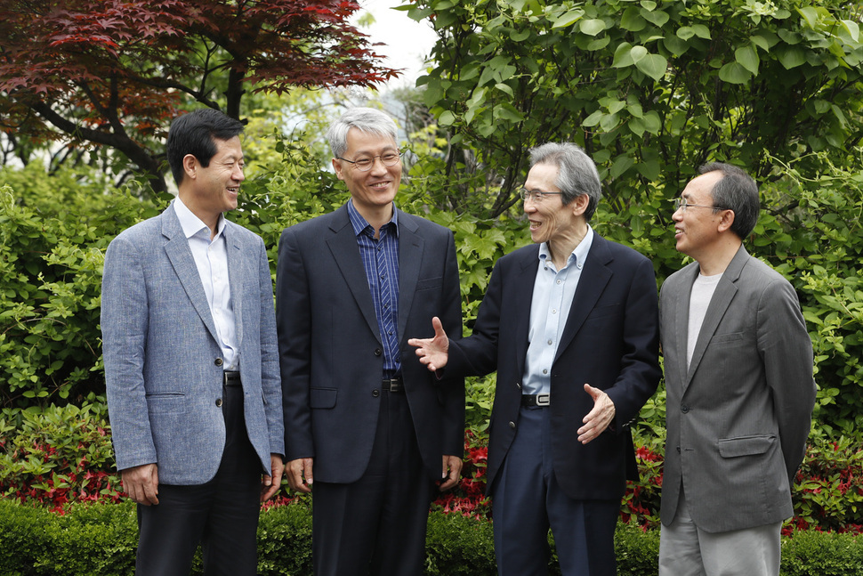 국민참여형 대입제도 개편 방향을 주제로 지난 7일 오후 서울 마포구 공덕동 한겨레신문사에서 좌담회가 열렸다. 왼쪽부터 이종태 21세기교육연구소장, 김진우 좋은교사운동 정책위원, 이찬승 교육을 바꾸는 사람들 대표, 강태중 중앙대 교육학과 교수. 이정아 기자 leej@hani.co.kr