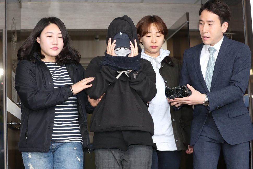 홍익대 회화과의 인체 누드 크로키 수업에서 남성 모델의 나체 사진을 유출한 것으로 밝혀진 동료모델 안모(25·여)씨가 12일 오후 서울서부지법에서 영장실질심사를 받기 위해 마포경찰서를 나서고 있다.  연합뉴스