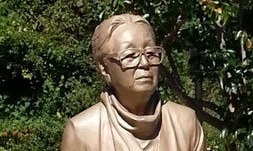 ‘토지’ 완성한 원주에 박경리 선생 동상 세웠다