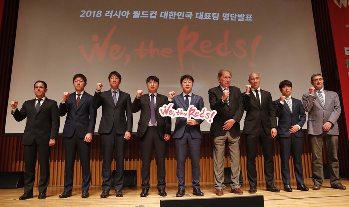 신태용 축구대표팀 감독과 코치진이 15일 오전 서울시청 다목적홀에서 열린 러시아월드컵 대표팁 명단 발표 기자회견을 마친 뒤 선전을 다짐하고 있다. 박종식 기자