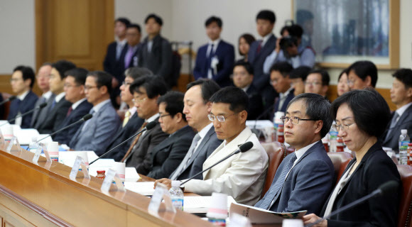 14일 오전 서울 대법원에서 열린 전국 선거범죄 전담재판장 회의에서 참석자들이 안철상 법원행정처장의 인사말을 듣고 있다. 서울/연합뉴스