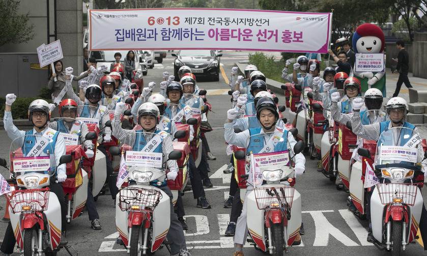 [포토] 집배원, 동네 민주주의 향해 달린다