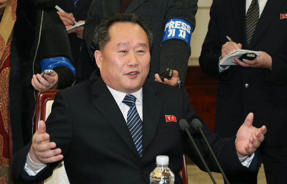 리선권 조국평화통일위원회 위원장이 지난 1월9일 오전 판문점 남측 평화의 집에서 열린 남북 고위급회담에서 환담을 나누고 있다. 사진공동취재단