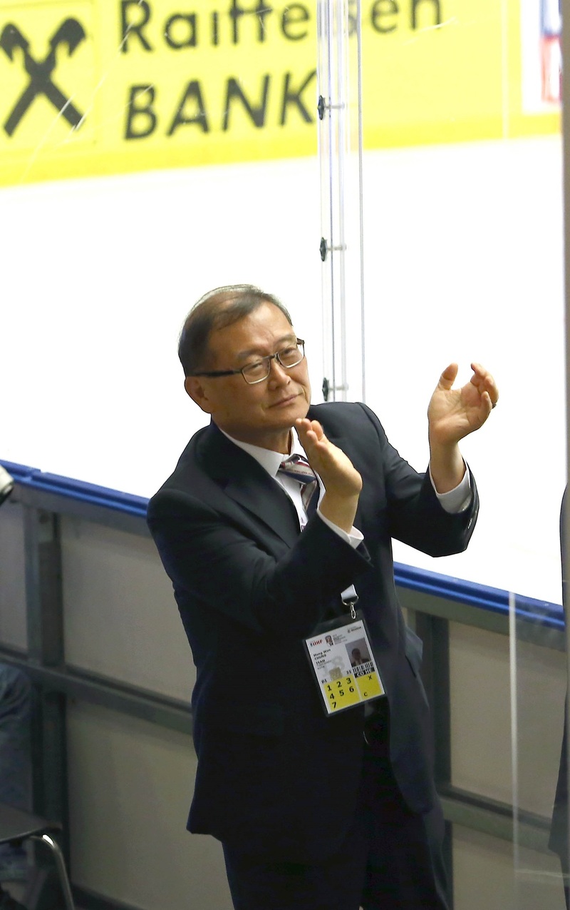 정몽원 대한아이스하키협회 회장이 최근 덴마크 헤르닝에서 열린 국제아이스하키연맹 월드챔피언십에 출전한 한국 대표팀 선수단을 격려하고 있다. 대한아이스하키협회 제공