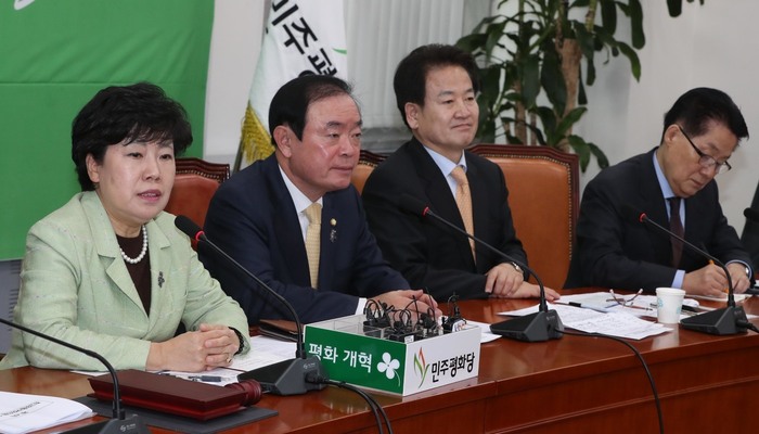 민주평화당 지도부. 왼쪽부터 조배숙 대표, 장병완 원내대표, 정동영 의원, 박지원 의원. 한겨레 자료사진.