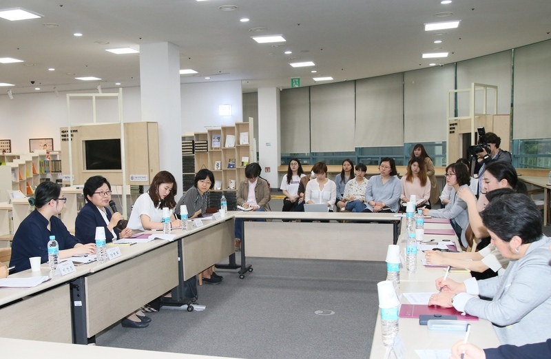 여성가족부는 16일 서울 대방동 성평등도서관 ‘여기’에서 여성폭력 방지를 위한 정책 간담회를 열었다. 여성부가 성평등 관점에서 정책 제안을 듣기 위해 구성한 ‘성평등드리머' 일원인 20대 여성들이 참여해 정부 정책과 제도에 대한 의견을 내놓았다.  여성부 제공