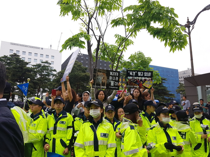 동물권 단체 회원들이 집회 현장 인근에서 맞불시위를 하고 있다.
