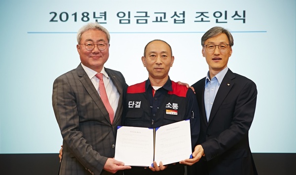 SK이노베이션 노사는 지난해 3월 임금·단체협상 조인식 때 ‘1% 행복나눔기금’ 사업도 발표했다. 왼쪽부터 김준 SK이노베이션 사장, 이정묵 노조위원장, 조경목 SK에너지 사장.