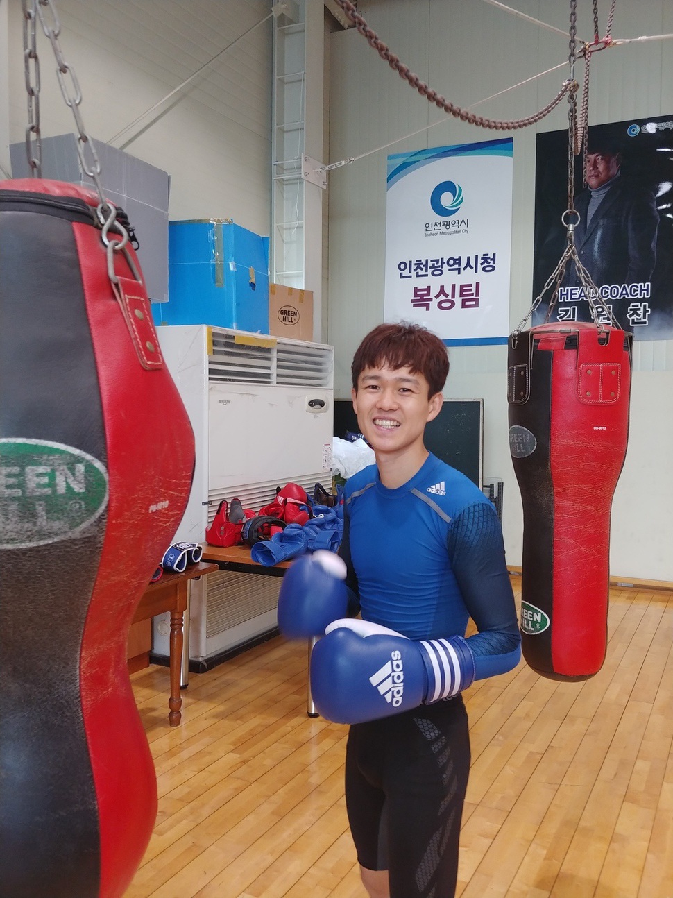 한국 복싱 라이트플라이급의 신종훈이 11일 인천시청 복싱체육관에서 아시안게임을 대비해 훈련하고 있다.