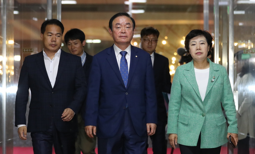 민주평화당 조배숙 대표(오른쪽부터), 장병완 원내대표, 이용주 원내수석부대표가 18일 추경안 처리 시한에 대한 당의 반대입장을 전달하기 위해 16일 오전 국회의장실을 항의방문하고 있다. 연합뉴스
