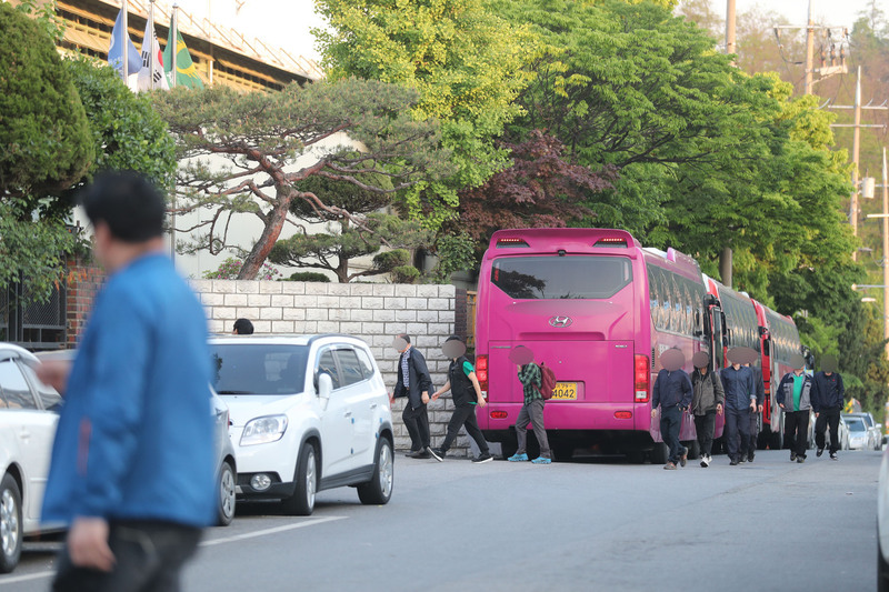 지난 9일 저녁 경기 안산시 반월공단에서 통근버스를 타고 출근한 야간근무자들이 공장으로 향하고 있다. 안산/백소아 기자 thanks@hani.co.kr
