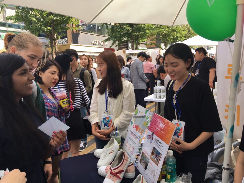 지난해 9월 신촌 연세로에서 열린 ‘IF 페스티벌'에 한양여대 사회혁신 동아리 ‘드림온’이 참가해 한복 스니커즈를 외국인에게 소개하고 있다. 에스케이 행복나눔재단 제공