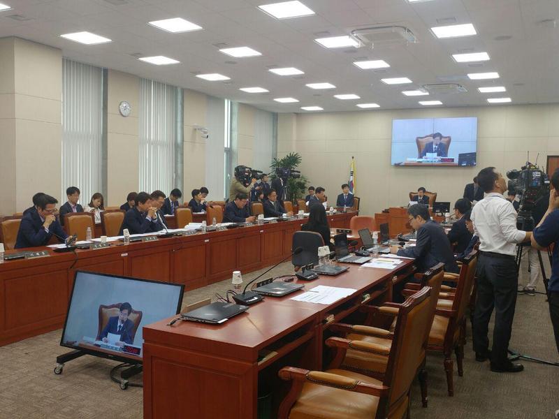 17일 열린 국회 기획재정위원회에서 여당 의원들이 뒤늦게 합류하면서 정부의 추경안이 통과되고 있다.