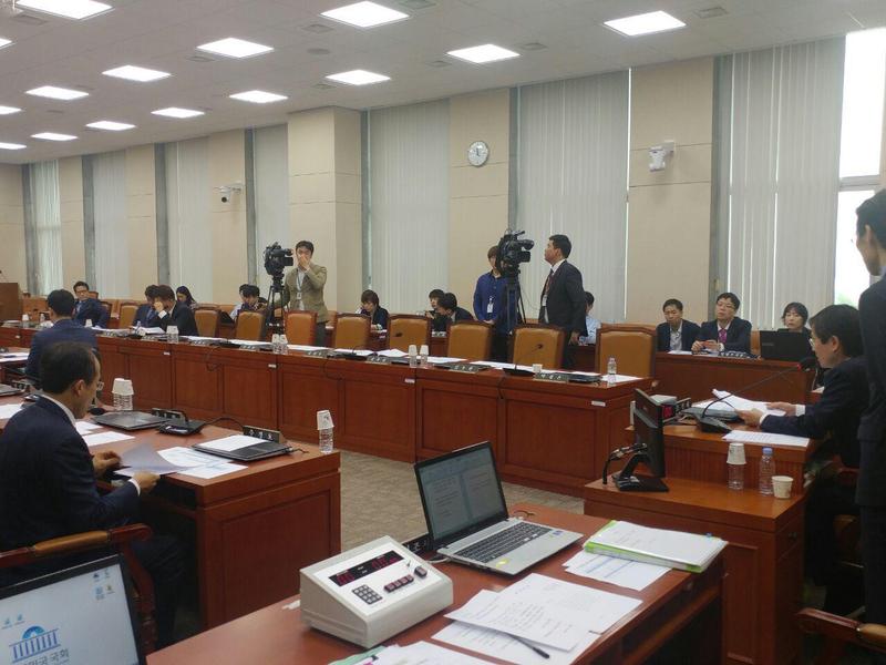 17일 열린 국회 기획재정위원회에서 주요 여당 의원들이 불참하는 등 의원 정족수가 모자라 추경안 의결이 늦춰지고 있다.