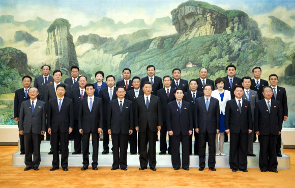 중국을 방문한 북한 노동당 친선참관단 일행이 16일 베이징 인민대회당에서 시진핑 중국 국가주석(앞줄 가운데)과 함께 기념사진을 찍고 있다. 연합뉴스