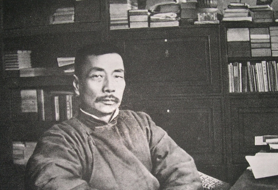 1928년 3월 서재에 앉아 있는 루쉰의 사진. <한겨레> 자료사진