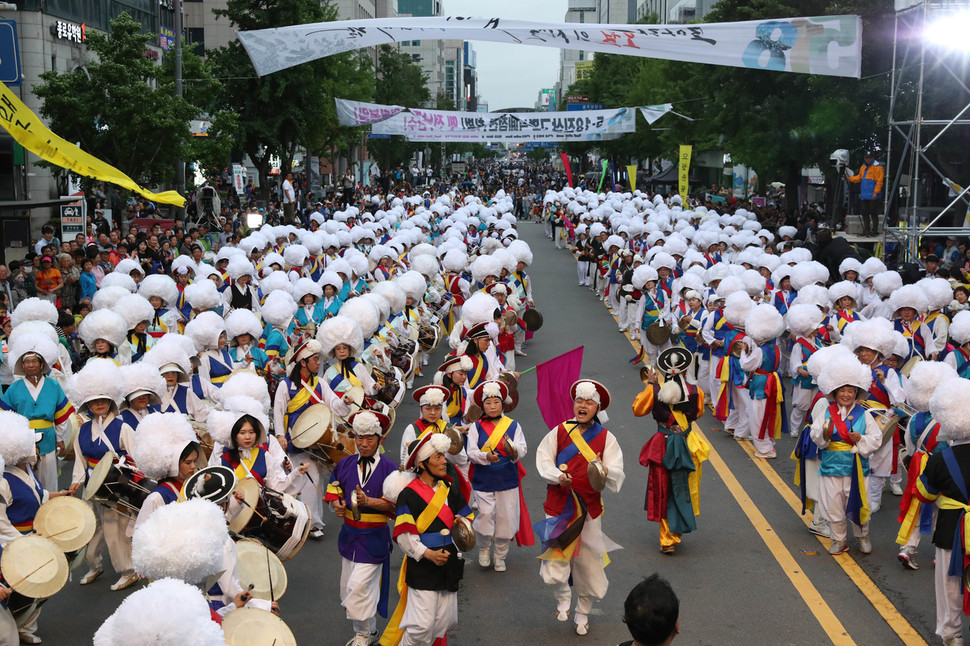 5·18민주화운동 제38주년 기념식을을 하루 앞둔 17일 오후 광주 동구 옛 전남도청(국립아시아문화전당) 앞 금남로를 가득 메운 풍물패가 '오월풍물굿'을 하고 있다. 광주/김정효 기자 hyopd@hani.co.kr