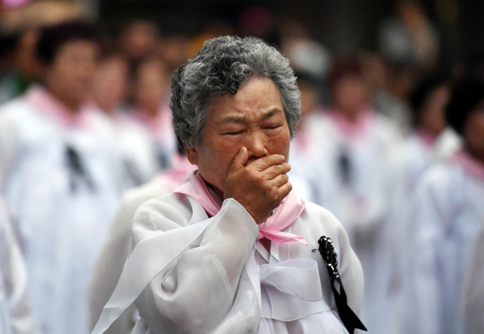 5·18민주화운동 제38주년 기념식을을 하루 앞둔 17일 오후 광주 동구 금남로에서 열린 전야제 행사에서 유가족들이 행진하고 있다. 광주/공동취재사진