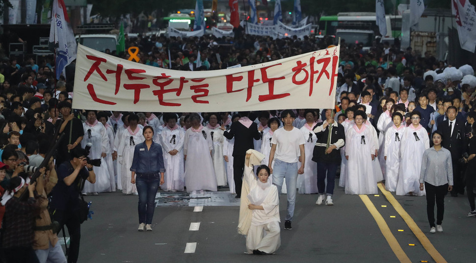 5·18민주화운동 제38주년 기념일을 하루 앞둔 17일 오후 광주 동구 옛 전남도청(국립아시아문화전당) 앞 금남로로 1980년 5월 그날의 함성을 재현한 시민시위대가 행진해 들어오고 있다. 광주/김정효 기자 hyopd@hani.co.kr