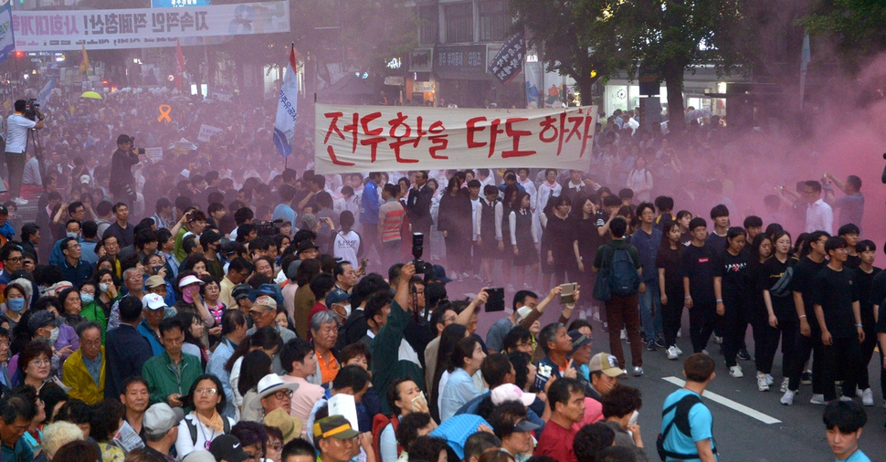 5·18민주화운동 제38주년 기념식을을 하루 앞둔 17일 오후 광주 동구 금남로에서 전야제가 열리고 있다. 광주/공동취재사진