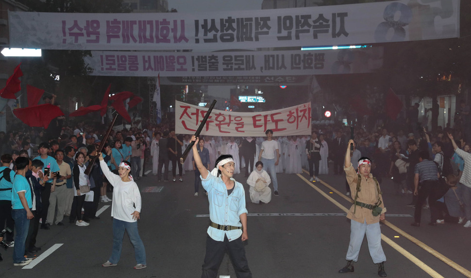 5·18민주화운동 제38주년 기념식을 하루 앞둔 17일 오후 광주 동구 옛 전남도청(국립아시아문화전당) 앞 금남로로 1980년 5월 그날의 함성을 재현한 시민시위대가 행진해 들어오고 있다.  광주/김정효 기자 hyopd@hani.co.kr