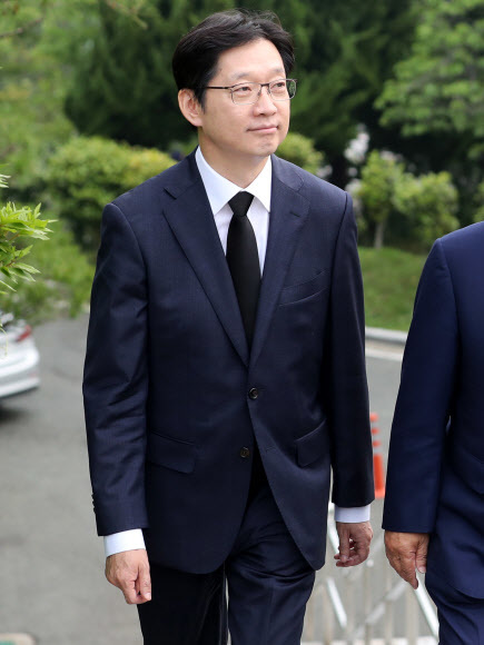 김경수 더불어민주당 경남도지사 예비후보가 18일 오전 부산 중구 민주공원에서 참배를 하기 위해 이동하고 있다. 사진 연합뉴스.