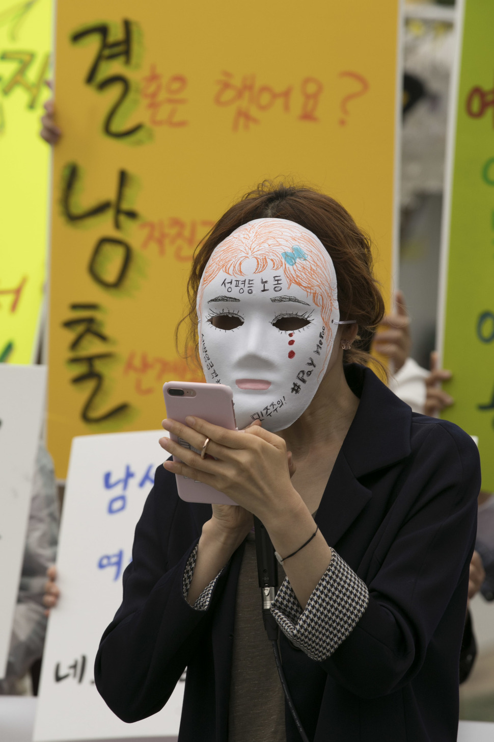 ‘제2회 임금차별타파의 날’인 18일 오전 서울 종로구 광화문광장에서 한국여성노동자회와 전국여성노동조합이 기자회견을 열어 한 참가자가 채용과정에서 겪은 성차별 경험을 말하고 있다. 김성광 기자