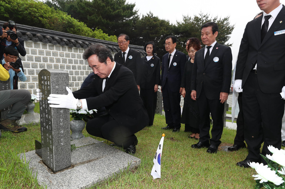 5·18 민주화운동 38주년 기념식이 18일 오전 광주 북구 운정동 국립 5·18민주묘지에서 열렸다. 이낙연 국무총리가 기념식 뒤 5·18 당시 행방불명된 이창현 군의 가묘에서 참배하고 있다.  광주/김정효 기자 hyopd@hani.co.kr