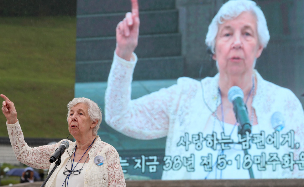 5·18 민주화운동 38주년 기념식이 18일 오전 광주 북구 운정동 국립 5·18민주묘지에서 열렸다. 1980년 5월 항쟁을 목격하고 증언한 헌틀리 목사의 부인 헌틀리가 기념사로 남편에게 쓴 편지를 읽고 있다. 광주/김정효 기자 hyopd@hani.co.kr