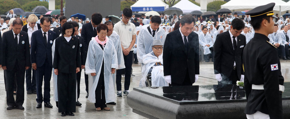 5·18 민주화운동 38주년 기념식이 18일 오전 광주 북구 운정동 국립 5·18민주묘지에서 열렸다. 이낙연 국무총리 등이 헌화 분향하고 있다. 광주/김정효 기자 hyopd@hani.co.kr