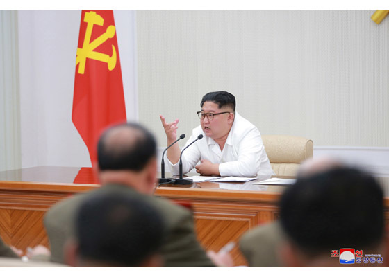 조선노동당 중앙군사위원회 위원장인 김정은 북한 국무위원장이 당중앙군사위 확대회의를 주재해 ‘국가방위사업 전반의 개선을 위한 조직적 대책’ 논의·결정을 ‘지도’했다고 18일치 <노동신문>이 1면 전체에 걸쳐 9장의 사진과 함께 전했다. 조선중앙통신 연합뉴스