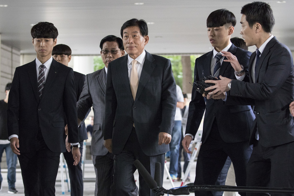 지난해 8월 국가정보원의 대선개입 사건 파기환송심 선고를 들으려 법정에 온 원세훈 전 국정원장. 김성광 기자 flysg2@hani.co.kr