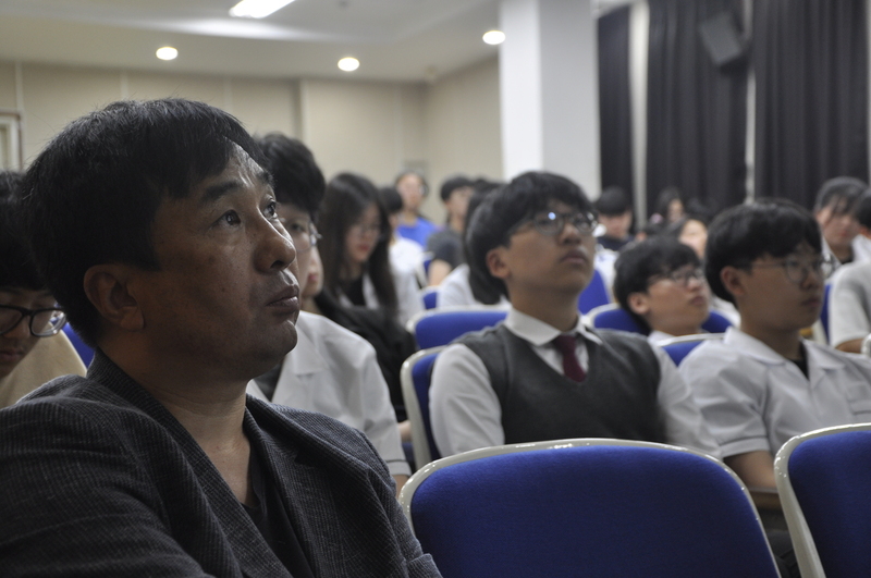 18일 오후 대구 북구 학남고에서 열린 ’5·18민중항쟁 제38주년 기념 특별강연‘ 참석한 류동인씨(왼쪽)가 학생들과 5·18 민주화운동 당시 관련 사진들을 함께 보고 있다. 학계에선 5월항쟁에 대해 끊임없이 폄하와 왜곡이 시도되는 이유는 정확한 진상규명보고서가 없으며 광주외 다른 곳서 5·18 관련 교육이 제대로 이루어지지 않았기 때문이라고 진단한다. 김일우 기자 cooly@hani.co.kr