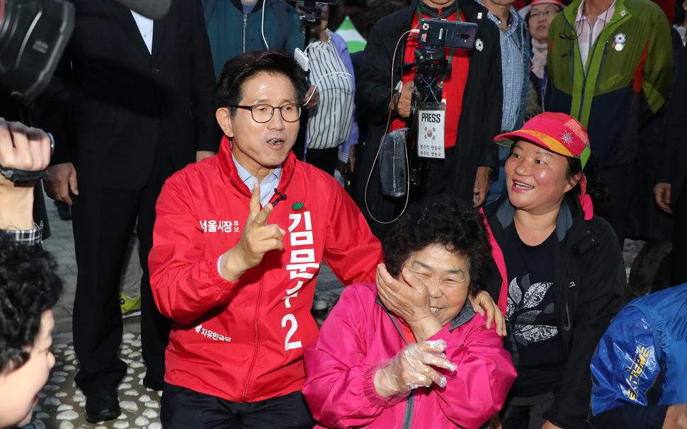 자유한국당 김문수 서울시장 후보가 18일 서울 중랑구에서 열린 2018서울장미축제를 방문해 시민들과 인사하고 있다. 연합뉴스