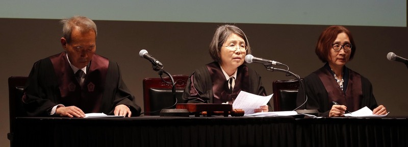 지난 4월22일 서울 마포구 문화비축기지에서 열린 베트남 시민평화법정에서 재판장인 김영란 전 대법관이 판결선고문을 읽고 있다.  박종식 기자 anaki@hani.co.kr