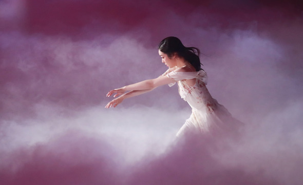 김연아가 20일 오후 서울 목동아이스링크에서 열린 `올 댓 스케이트 2018%' 공연 중 영화 `팬텀 스레드'의 배경음악 중 `하우스 오브 우드코크%!^a에 맞춰 연기를 선보이고 있다. 연합뉴스