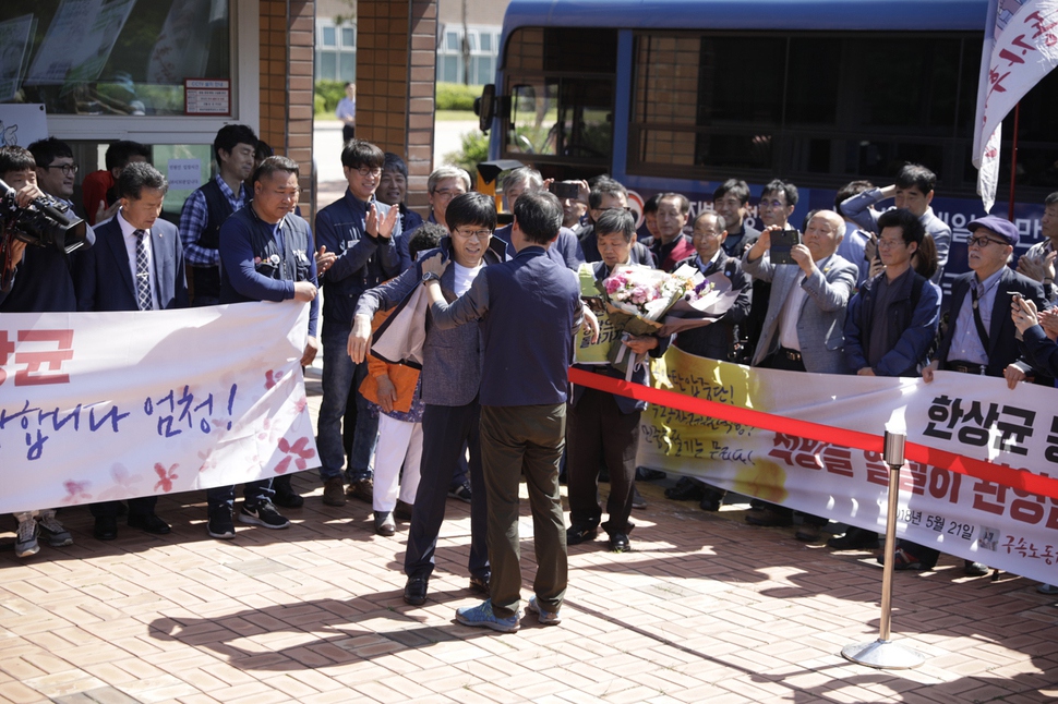 한상균 전 민주노총 위원장이 21일 오전 경기도 화성시 마도면 화성직업훈련교도소를 나와 자신의 민주노총 조끼를 다시 입고 있다. 화성/김성광 기자