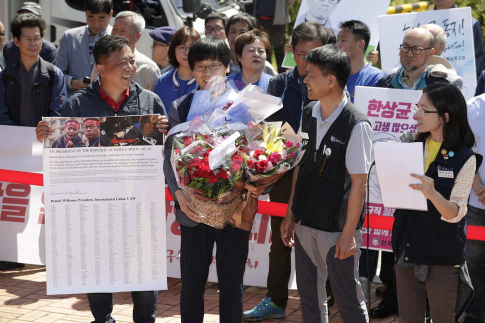 한상균 전 민주노총 위원장이 21일 오전 경기도 화성시 마도면 화성직업훈련교도소를 나와 기다리던 동료들의 환영을 받고 있다. 화성/김성광 기자