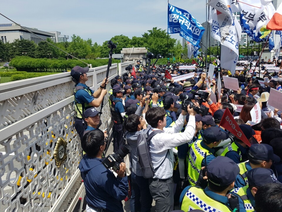 ‘최저임금 산입범위 조정’을 논의하는 국회 환경노동위원회의 고용노동소위원회가 열릴 21일 오후 국회 앞에서 전국민주노동조합총연맹이 `최저임금 산입범위 확대 개악 저지 민주노총 결의대회'를 열어 국회로 진입하려다 이를 막는 경찰과 대치하고 있다. 백소아 기자