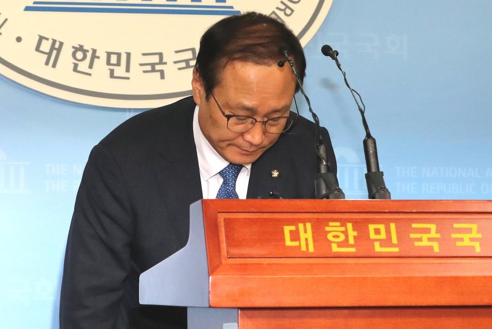 홍영표 더불어민주당 원내대표가 21일 오후 국회 정론관에서 염동열·홍문종 자유한국당 의원의 체포동의안이 부결된 것과 관련해 “당내에서 일부 이탈표가 나온 것에 대해 원내대표로서 책임을 통감한다”고 밝힌 뒤 인사하고 있다. .강창광 기자 chang@hani.co.kr.